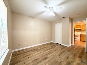 898 Advance St in San Marcos, TX - Foto de edificio - Building Photo