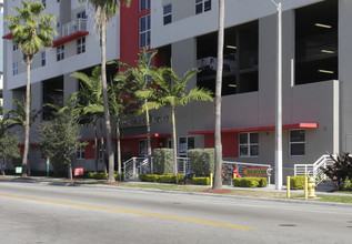 Poinciana Grove in Miami, FL - Foto de edificio - Building Photo