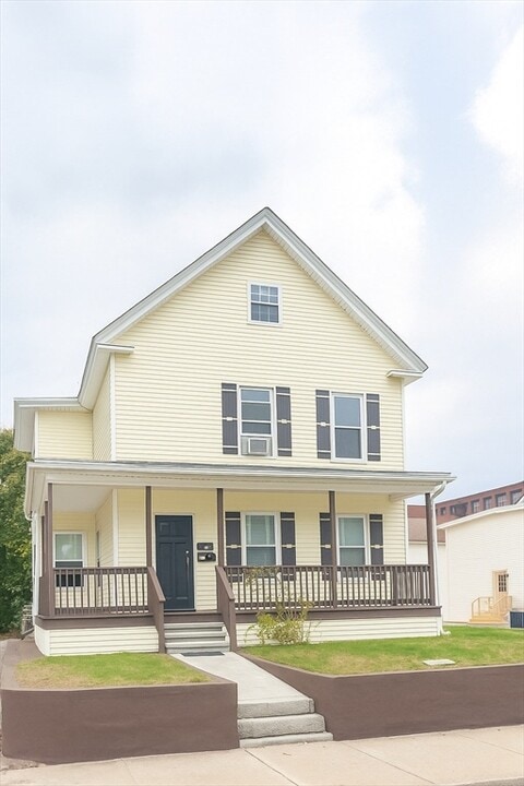 9 Summer St in Hudson, MA - Building Photo