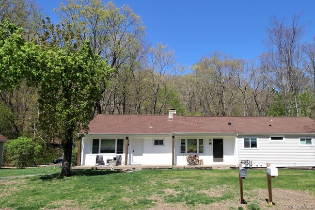 18 Mountain Rd in Tuxedo Park, NY - Building Photo - Building Photo