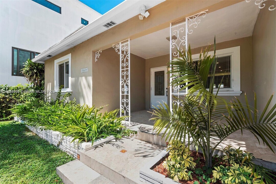 9564 Carlyle Ave in Surfside, FL - Building Photo