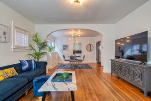 2215 SE Powell Blvd in Portland, OR - Building Photo