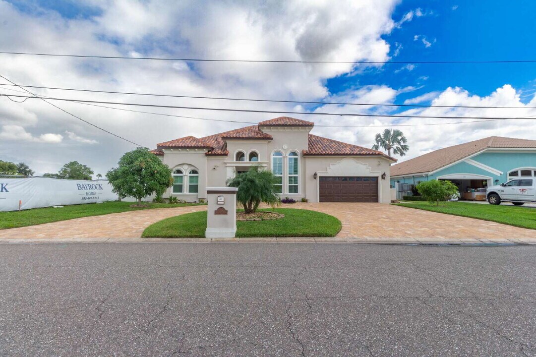 25 Leeward Island in Clearwater, FL - Building Photo