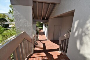1631 Starling Dr, Unit 204 in Sarasota, FL - Building Photo