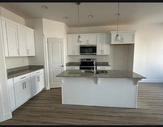1351 N Sage Dr in Eagle Mountain, UT - Foto de edificio - Building Photo