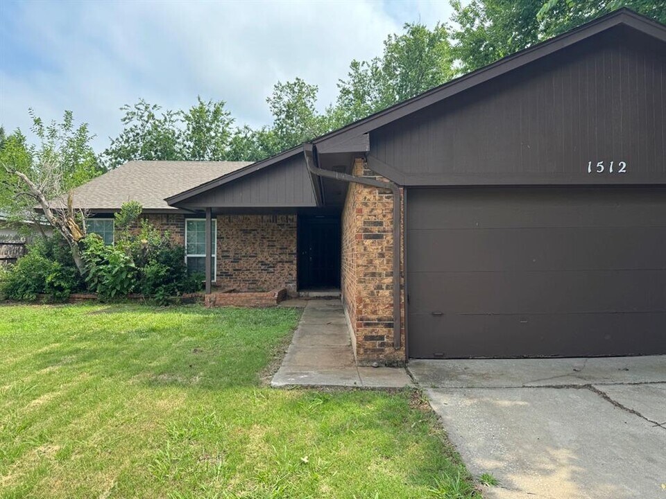 1512 Venus Cir in Edmond, OK - Building Photo