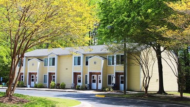 Yorktown Square in Yorktown, VA - Building Photo - Building Photo