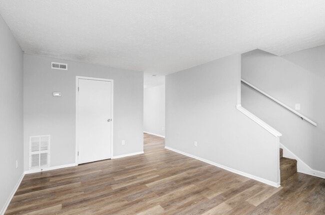 2560-2566-2566 Sandbury Blvd in Columbus, OH - Building Photo - Building Photo