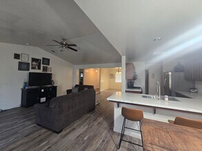 2078 W Hampton Dr in Hanford, CA - Building Photo - Building Photo