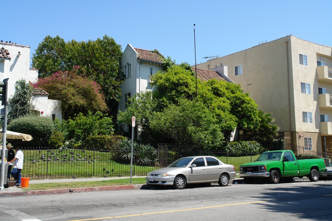 306 S New Hampshire Ave in Los Angeles, CA - Building Photo