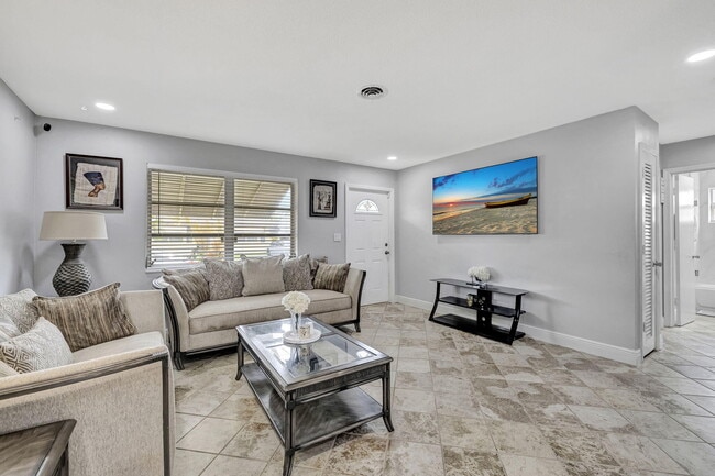 4901 NW 27th Way in Fort Lauderdale, FL - Building Photo - Building Photo
