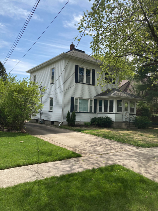 607 E Illinois Ave in Morris, IL - Building Photo