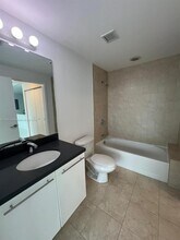 90 SW 3rd St, Unit 3501 in Miami, FL - Foto de edificio - Building Photo