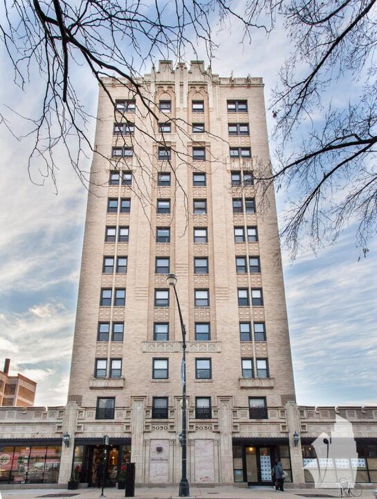 5055 N Sheridan Rd, Unit 1005 in Chicago, IL - Foto de edificio