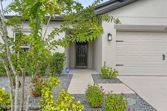 12948 Conquistador Loop in Spring Hill, FL - Foto de edificio - Building Photo