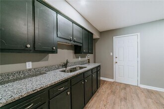 1108 Oak St-Unit -Apt. 1 in Mobile, AL - Building Photo - Building Photo