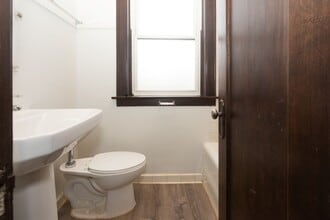 1367 E 53rd St, Unit 307 in Chicago, IL - Foto de edificio - Building Photo