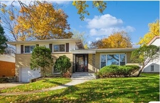 812 S School St in Lombard, IL - Building Photo