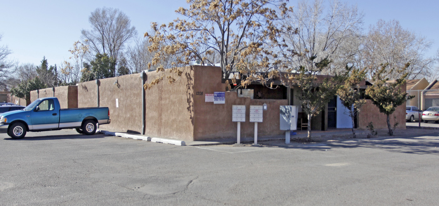 1208 Candelaria Rd NW in Albuquerque, NM - Building Photo