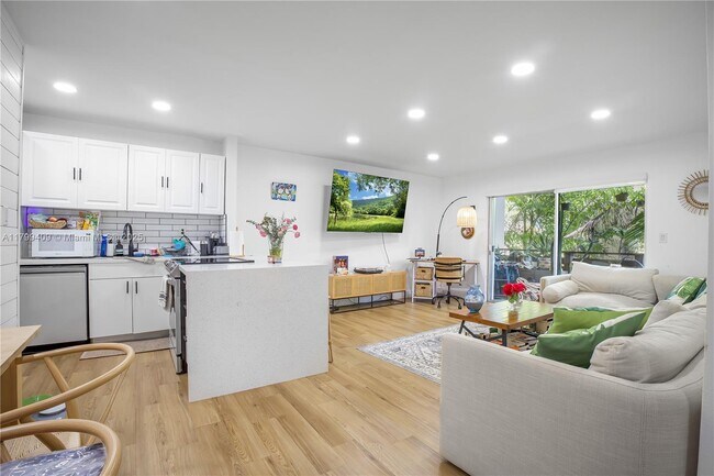 7487 SW 82nd St in Miami, FL - Building Photo - Building Photo