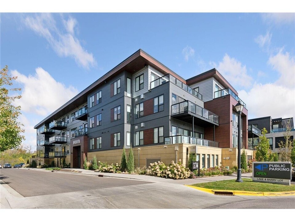 253 Lake St E-Unit -204 in Wayzata, MN - Building Photo