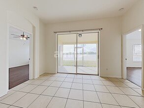 8326 Canterbury Lake Blvd in Tampa, FL - Foto de edificio - Building Photo