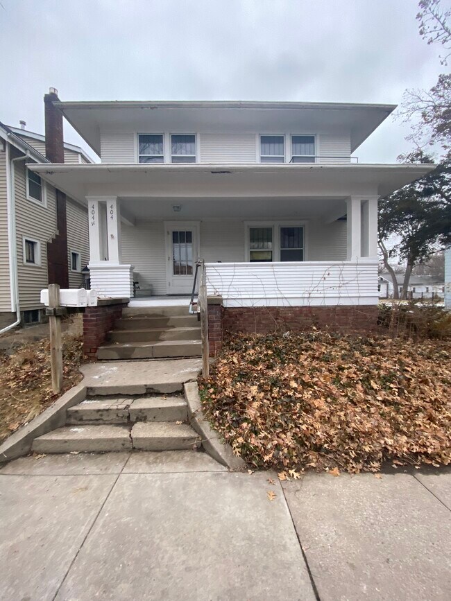 property at 404 E Davenport St