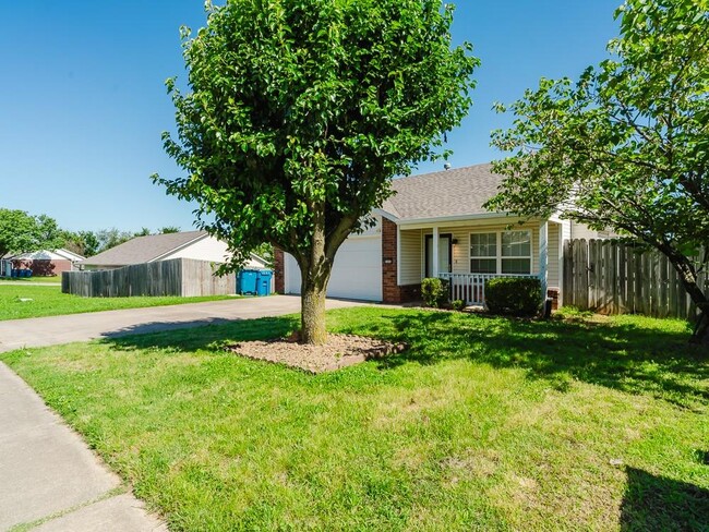 2404 SW Morris St in Bentonville, AR - Foto de edificio - Building Photo