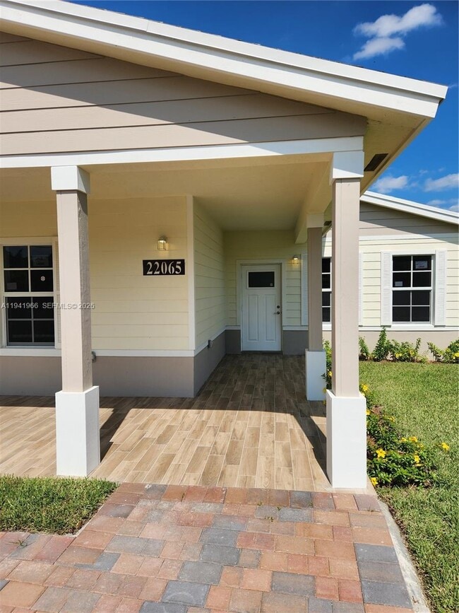 22065 Miami Ave in Miami, FL - Building Photo - Building Photo