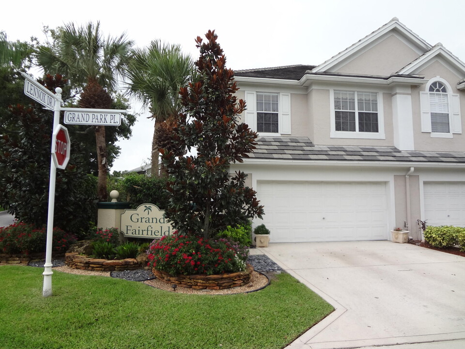 5493 Grand Park Pl in Boca Raton, FL - Foto de edificio