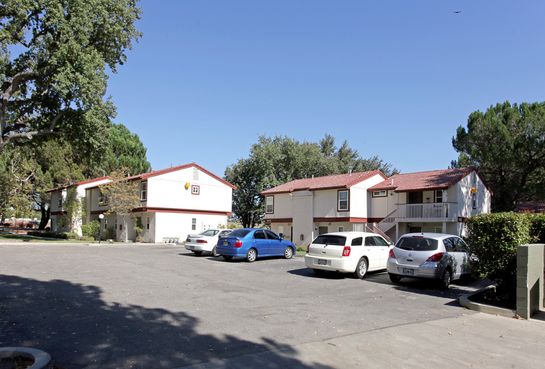 Rolling Hills Apartments I & II in Templeton, CA - Foto de edificio