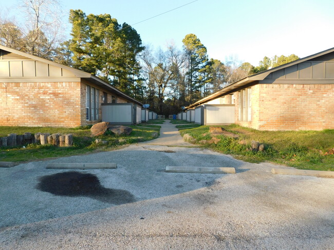 703 E Center St in White Oak, TX - Building Photo - Building Photo