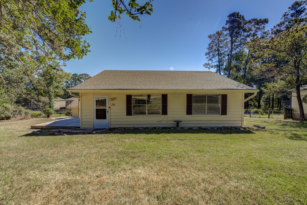 711 Cherokee Dr in Montgomery, TX - Building Photo