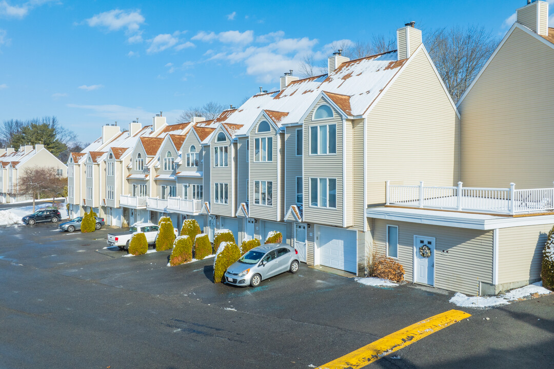 Hovey Square in Dracut, MA - Building Photo