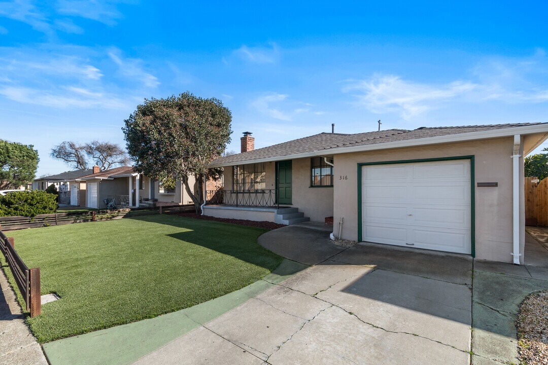 316 Cupertino Way in San Mateo, CA - Building Photo