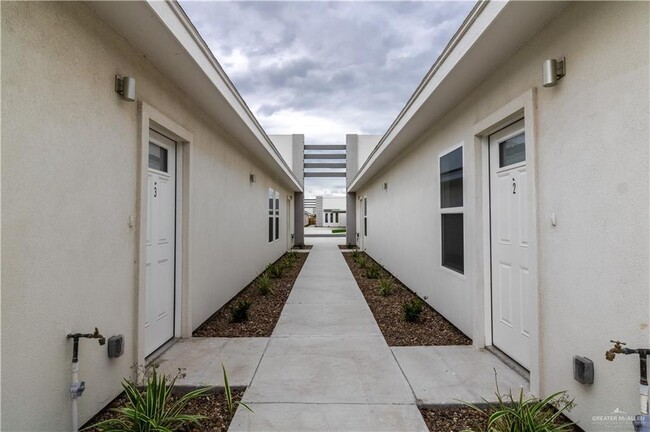 3008 W Kenwood St, Unit 3 in Edinburg, TX - Building Photo - Building Photo