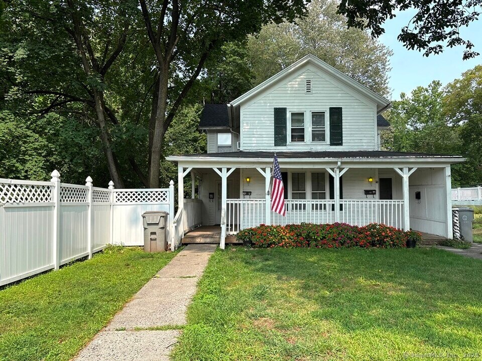 35 Circle St in Bristol, CT - Foto de edificio