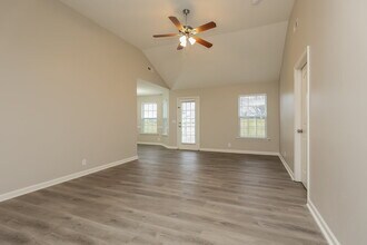 405 Evelyn Dr in La Vergne, TN - Building Photo - Building Photo