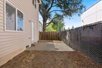12556 SE Ramona St in Portland, OR - Foto de edificio - Building Photo