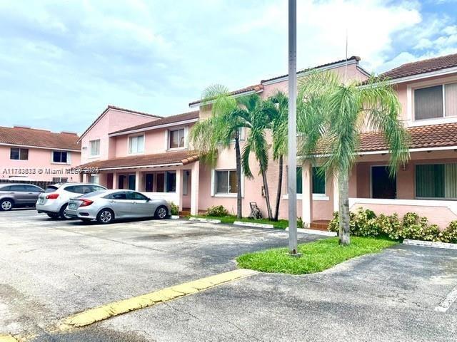 8025 Lake Dr in Doral, FL - Building Photo