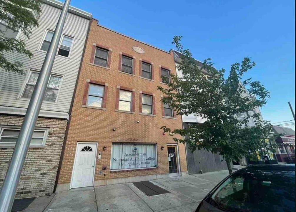 836 Broadway in Bayonne, NJ - Building Photo