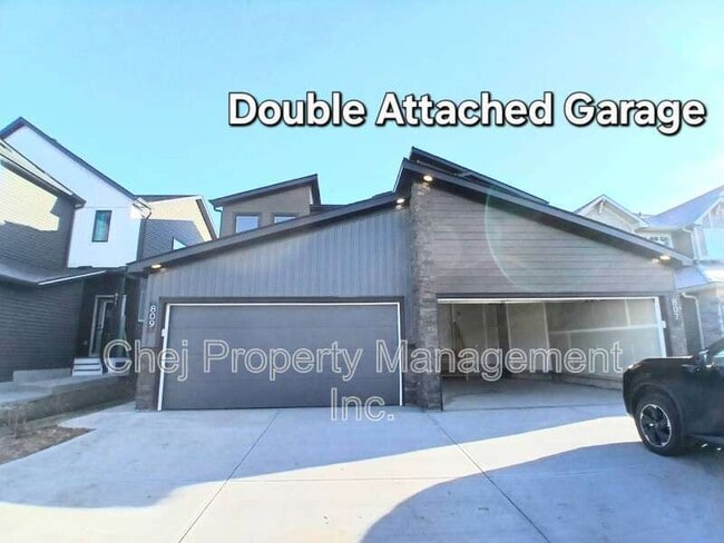 807 Rowan Cl SW in Edmonton, AB - Building Photo - Building Photo