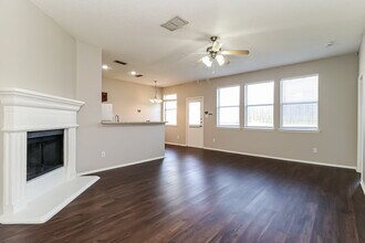 6460 Downeast Dr in Fort Worth, TX - Foto de edificio - Building Photo