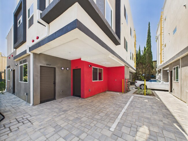 8453 Langdon Ave in Los Angeles, CA - Building Photo - Building Photo