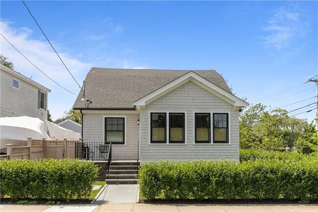 109 Carroll Ave in Newport, RI - Building Photo - Building Photo