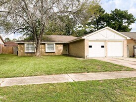 5615 Lynngate Dr in Spring, TX - Building Photo
