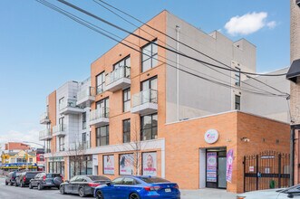 103-21 Northern Blvd in East Elmhurst, NY - Foto de edificio - Building Photo