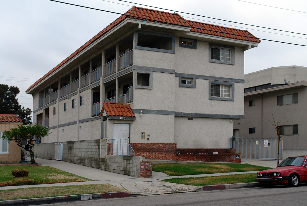 813 E Nutwood St in Inglewood, CA - Building Photo