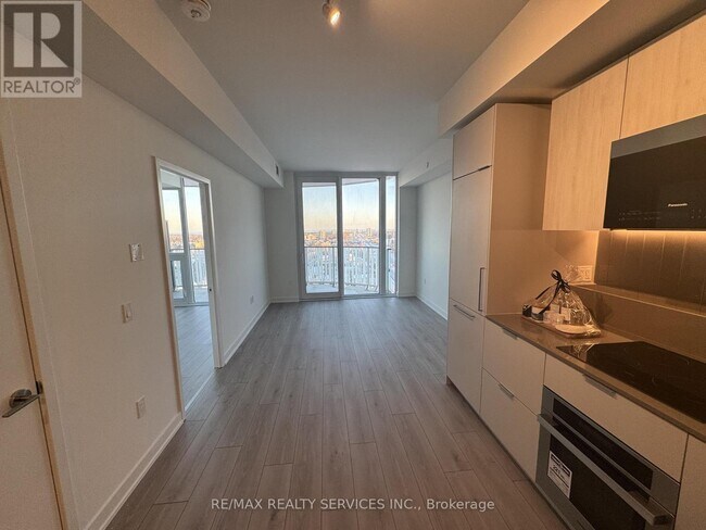 1 Fairview Rd E in Mississauga, ON - Building Photo - Building Photo