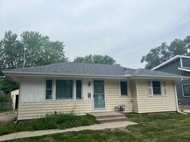 716 19th St in West Des Moines, IA - Building Photo